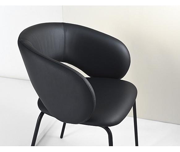 Carl 2331 armchair